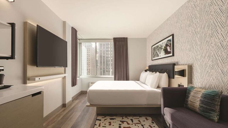 <b>DoubleTree by Hilton NY Midtown 5th Ave Room</b>. Images powered by <a href="https://iceportal.shijigroup.com/" title="IcePortal" target="_blank">IcePortal</a>.
