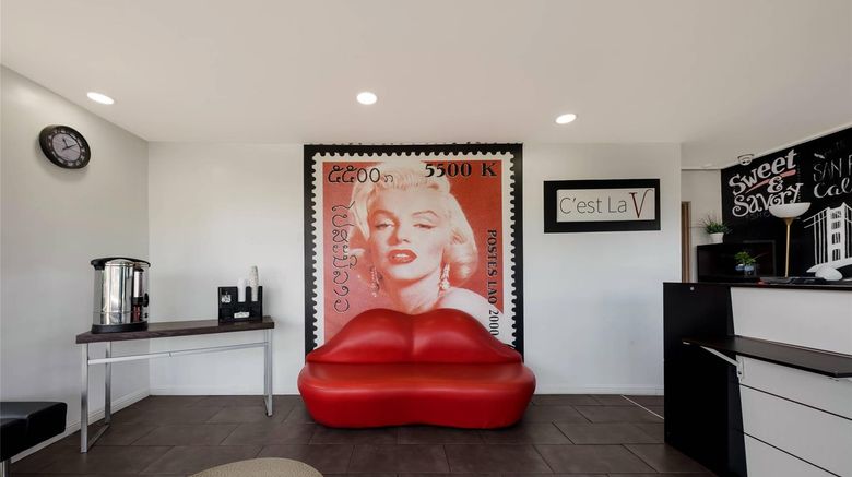 <b>Rodeway Inn Lobby</b>. Images powered by <a href="https://iceportal.shijigroup.com/" title="IcePortal" target="_blank">IcePortal</a>.