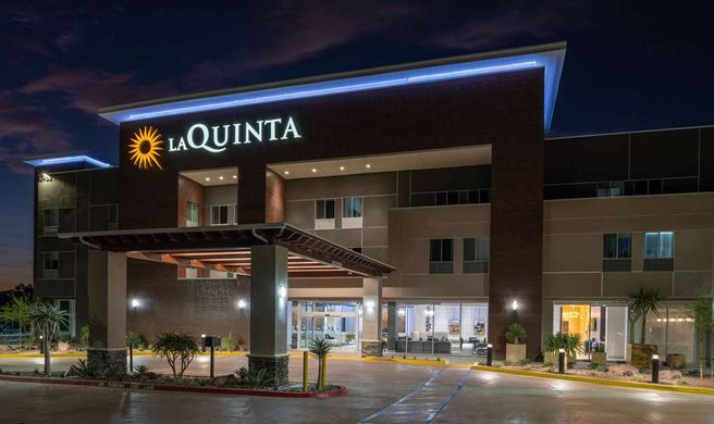 La Quinta Inn & Suites by Wyndham Exterior