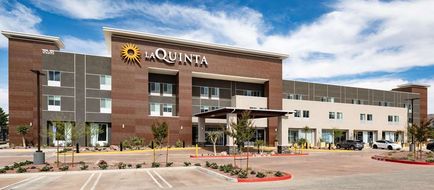 La Quinta Inn & Suites by Wyndham Exterior