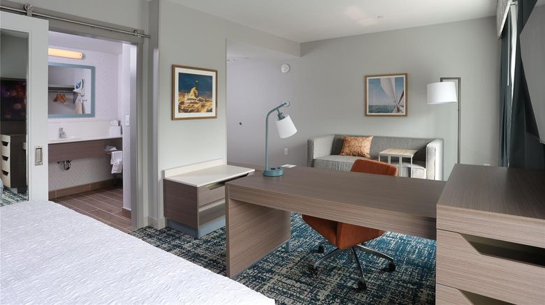 <b>Hampton Inn & Suites Manistee Waterfront Room</b>. Images powered by <a href="https://iceportal.shijigroup.com/" title="IcePortal" target="_blank">IcePortal</a>.