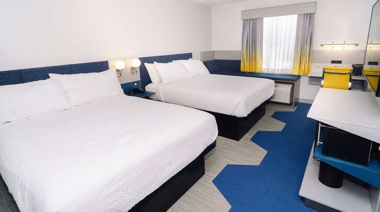 Microtel Inn & Suites by Wyndham Room
