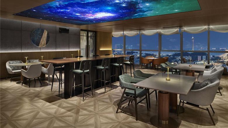 <b>Hilton Zhuhai Restaurant</b>. Images powered by <a href="https://iceportal.shijigroup.com/" title="IcePortal" target="_blank">IcePortal</a>.
