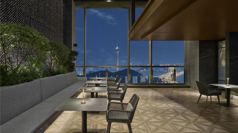 <b>Hilton Zhuhai Restaurant</b>. Images powered by <a href="https://iceportal.shijigroup.com/" title="IcePortal" target="_blank">IcePortal</a>.