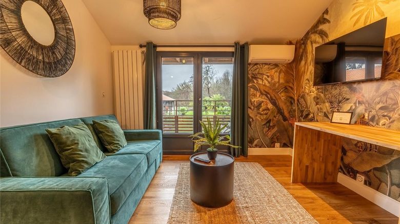 <b>Quai Des Pontis Room</b>. Images powered by <a href="https://iceportal.shijigroup.com/" title="IcePortal" target="_blank">IcePortal</a>.