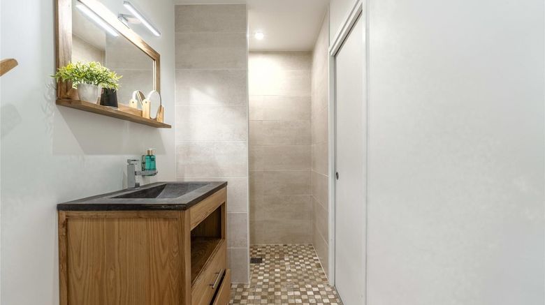 <b>Quai Des Pontis Other</b>. Images powered by <a href="https://iceportal.shijigroup.com/" title="IcePortal" target="_blank">IcePortal</a>.