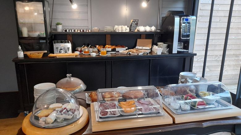 <b>Quai Des Pontis Restaurant</b>. Images powered by <a href="https://iceportal.shijigroup.com/" title="IcePortal" target="_blank">IcePortal</a>.