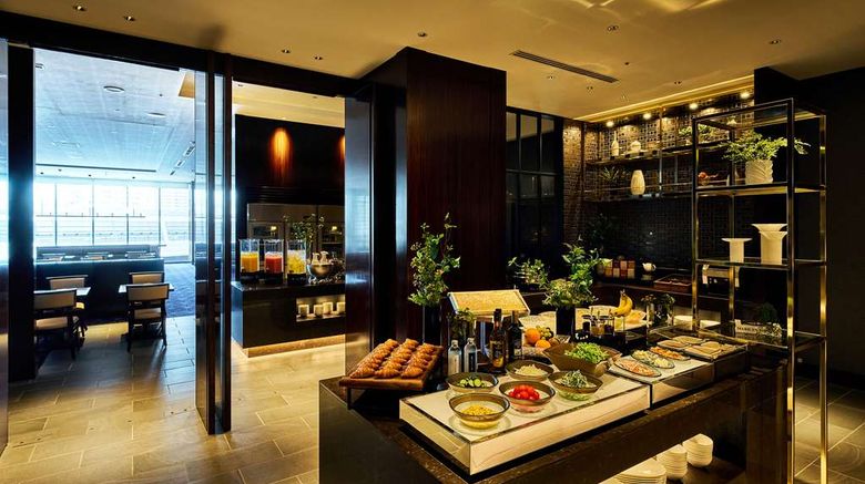 <b>Hilton Yokohama Restaurant</b>. Images powered by <a href="https://iceportal.shijigroup.com/" title="IcePortal" target="_blank">IcePortal</a>.