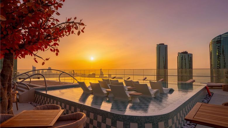 <b>Conrad Bahrain Financial Harbour Pool</b>. Images powered by <a href="https://iceportal.shijigroup.com/" title="IcePortal" target="_blank">IcePortal</a>.