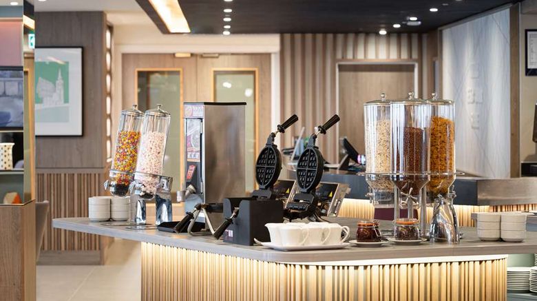 <b>Hampton by Hilton London City Restaurant</b>. Images powered by <a href="https://iceportal.shijigroup.com/" title="IcePortal" target="_blank">IcePortal</a>.