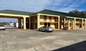 Days Inn & Suites by Wyndham Brewton