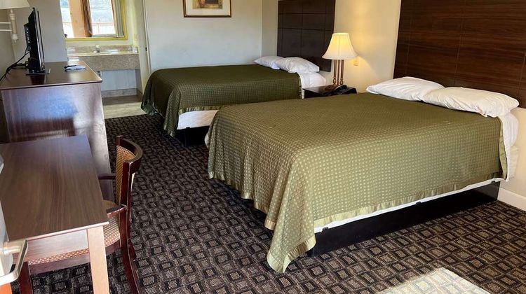Days Inn & Suites by Wyndham Brewton Room