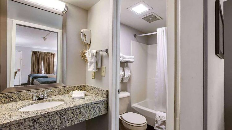 Travelodge by Wyndham Canton/Livonia Area, MI Room