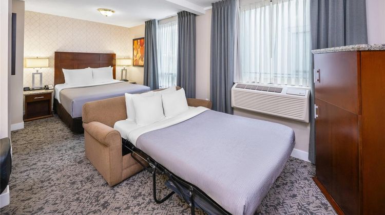 Quality Inn & Suites Vancouver Downtown Room