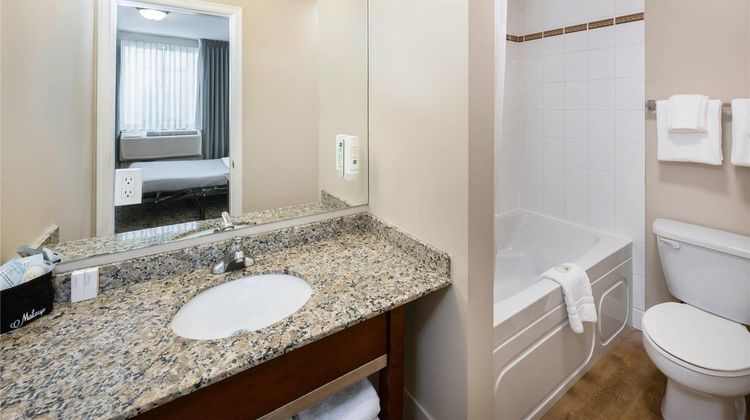 Quality Inn & Suites Vancouver Downtown Room