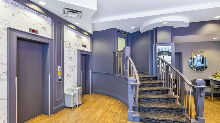 Quality Inn & Suites Vancouver Downtown Lobby
