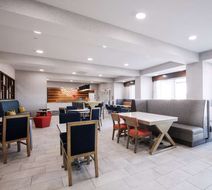 Hampton Inn by Hilton Green Bay Stadium Lobby
