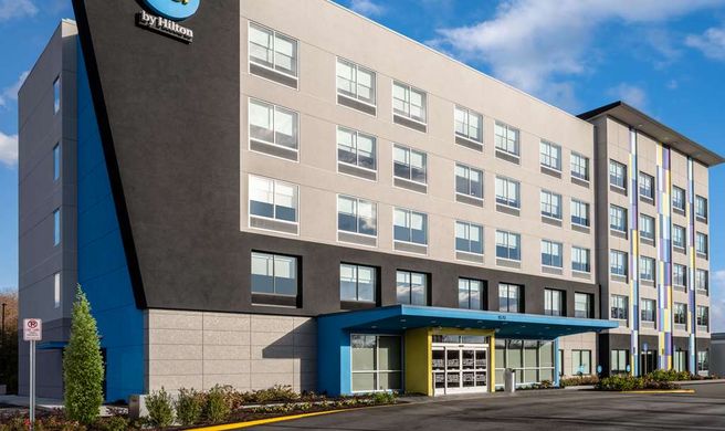 Tru by Hilton Chesapeake Greenbrier Exterior