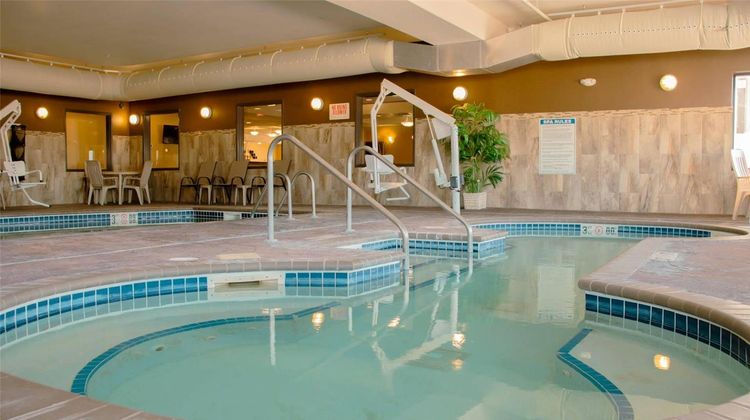 Grand Forks Lodge and Suites Pool