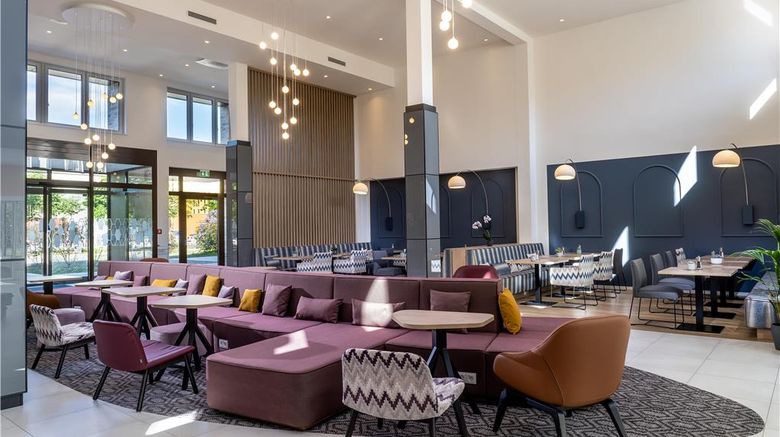 Hampton by Hilton Potsdam Lobby. Images powered by <a href="https://iceportal.shijigroup.com" target="_blank" rel="noopener">Ice Portal</a>.