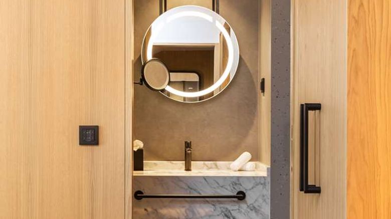 <b>Arts Hotel Porto Tapestry Coll by Hilton Room</b>. Images powered by <a href="https://iceportal.shijigroup.com/" title="IcePortal" target="_blank">IcePortal</a>.