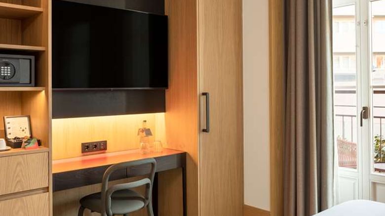 <b>Arts Hotel Porto Tapestry Coll by Hilton Room</b>. Images powered by <a href="https://iceportal.shijigroup.com/" title="IcePortal" target="_blank">IcePortal</a>.