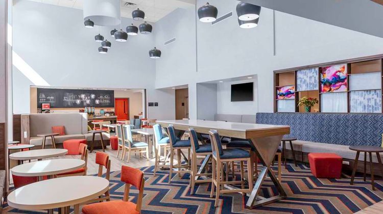 Hampton Inn & Suites West Speedway Lobby