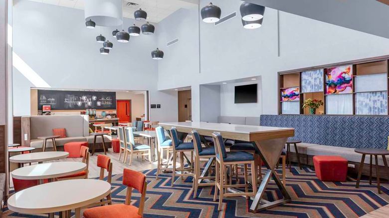 <b>Hampton Inn & Suites West Speedway Lobby</b>. Images powered by <a href="https://iceportal.shijigroup.com/" title="IcePortal" target="_blank">IcePortal</a>.