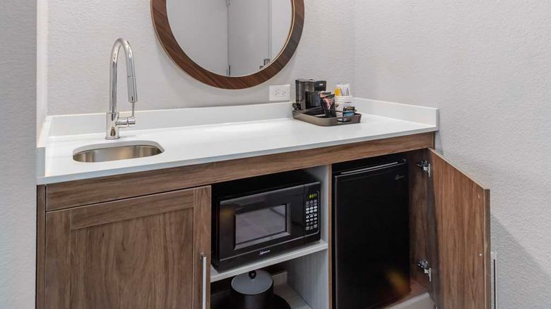 <b>Hampton Inn & Suites West Speedway Room</b>. Images powered by <a href="https://iceportal.shijigroup.com/" title="IcePortal" target="_blank">IcePortal</a>.