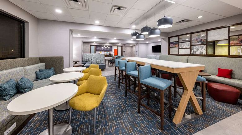 <b>Hampton Inn Columbus Downtown Lobby</b>. Images powered by <a href="https://iceportal.shijigroup.com/" title="IcePortal" target="_blank">IcePortal</a>.