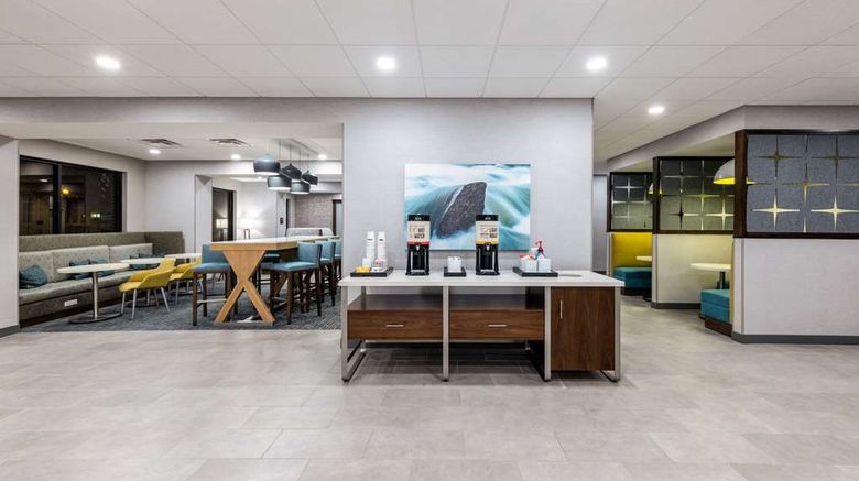 <b>Hampton Inn Columbus Downtown Lobby</b>. Images powered by <a href="https://iceportal.shijigroup.com/" title="IcePortal" target="_blank">IcePortal</a>.