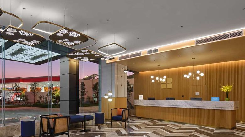 <b>Hilton Garden Inn Kunming Dianchi Lobby</b>. Images powered by <a href="https://iceportal.shijigroup.com/" title="IcePortal" target="_blank">IcePortal</a>.