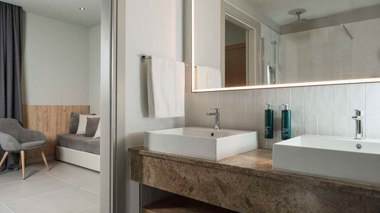 <b>Hilton Garden Inn Bologna North Room</b>. Images powered by <a href="https://iceportal.shijigroup.com/" title="IcePortal" target="_blank">IcePortal</a>.