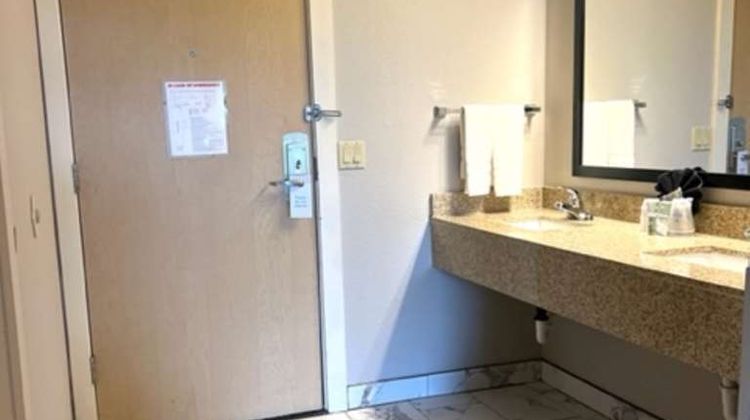 Lighthouse Suites Inn Room