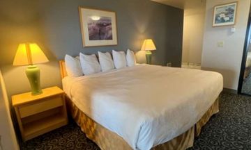 Lighthouse Suites Inn