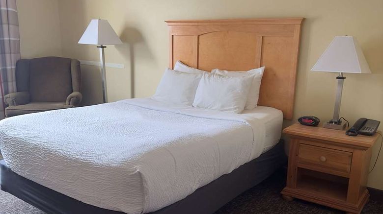 <b>Duluth Inn & Suites Near Spirit Mountain Room</b>. Images powered by <a href="https://iceportal.shijigroup.com/" title="IcePortal" target="_blank">IcePortal</a>.