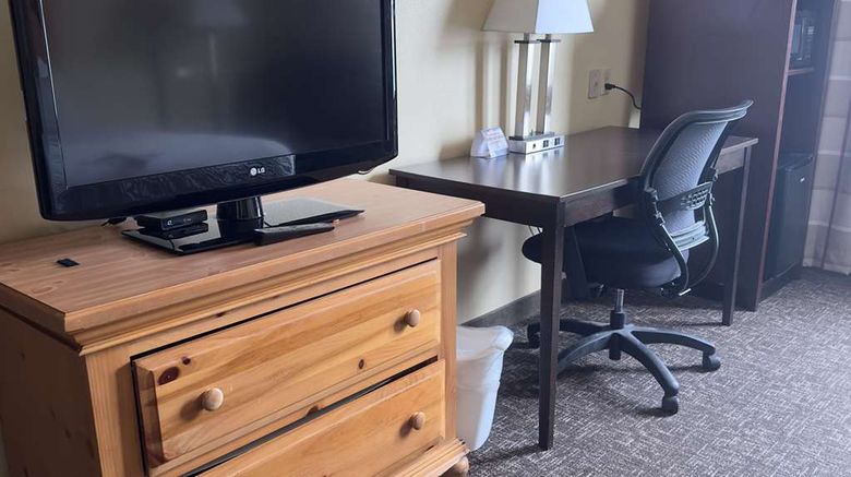 <b>Duluth Inn & Suites Near Spirit Mountain Room</b>. Images powered by <a href="https://iceportal.shijigroup.com/" title="IcePortal" target="_blank">IcePortal</a>.