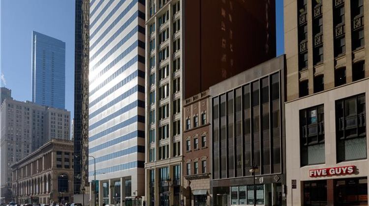 Arlo Chicago Exterior