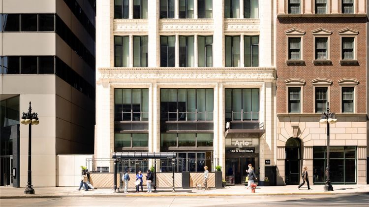 Arlo Chicago Exterior