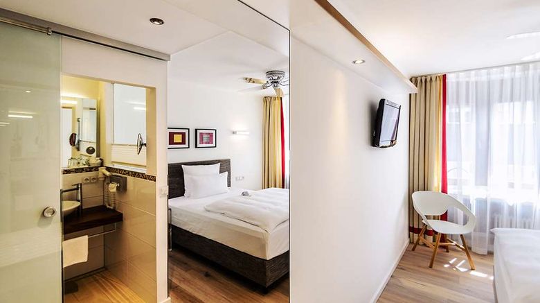 <b>Hotel Schwanen Metzingen Room</b>. Images powered by <a href="https://iceportal.shijigroup.com/" title="IcePortal" target="_blank">IcePortal</a>.