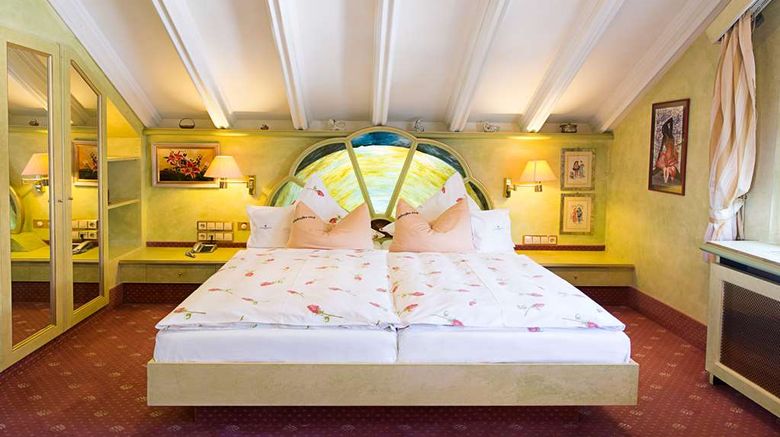 <b>AKZENT-Hotel Altdorfer Hof Suite</b>. Images powered by <a href="https://iceportal.shijigroup.com/" title="IcePortal" target="_blank">IcePortal</a>.