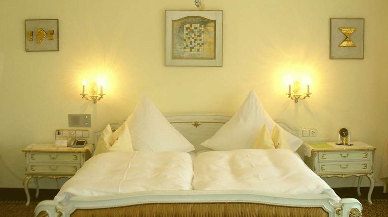 <b>AKZENT-Hotel Altdorfer Hof Suite</b>. Images powered by <a href="https://iceportal.shijigroup.com/" title="IcePortal" target="_blank">IcePortal</a>.
