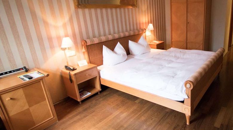 <b>Burg Wegberg Top Hotel Room</b>. Images powered by <a href="https://iceportal.shijigroup.com/" title="IcePortal" target="_blank">IcePortal</a>.