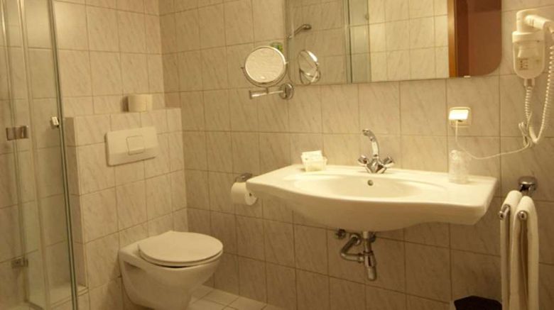 <b>Hotel Goldinger Room</b>. Images powered by <a href="https://iceportal.shijigroup.com/" title="IcePortal" target="_blank">IcePortal</a>.