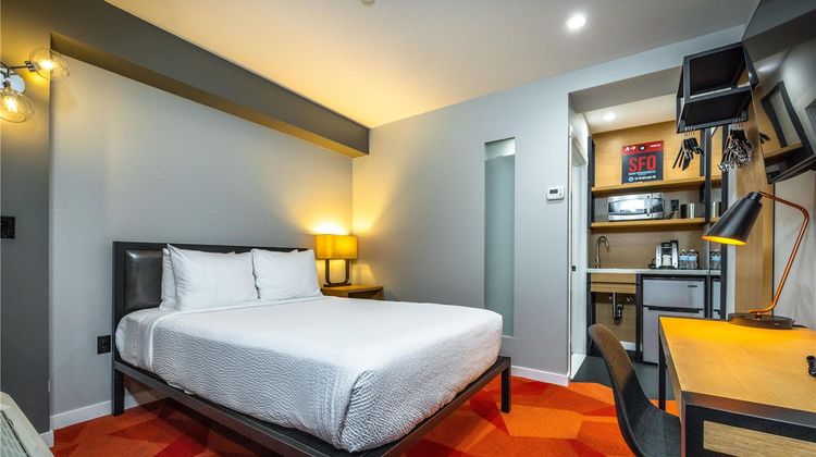 Infinity Hotel, Tapestry Collection Room
