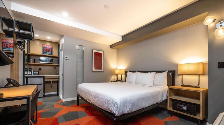 Infinity Hotel, Tapestry Collection Room