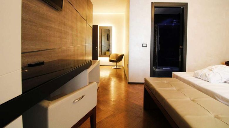 <b>Divina Luxury Hotel Room</b>. Images powered by <a href="https://iceportal.shijigroup.com/" title="IcePortal" target="_blank">IcePortal</a>.