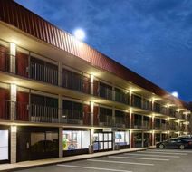 Super 8 by Wyndham Baltimore Northwest Exterior