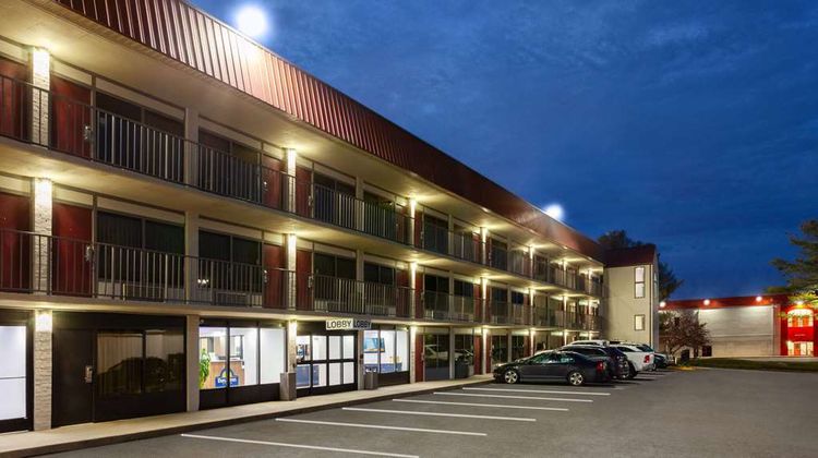 Super 8 by Wyndham Baltimore Northwest Exterior