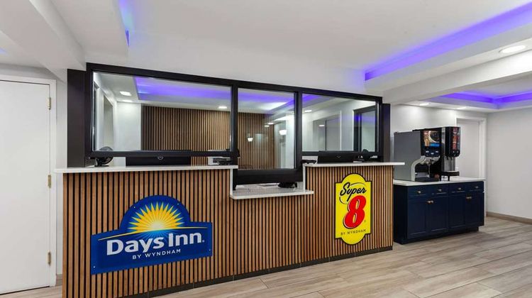 Super 8 by Wyndham Baltimore Northwest Lobby